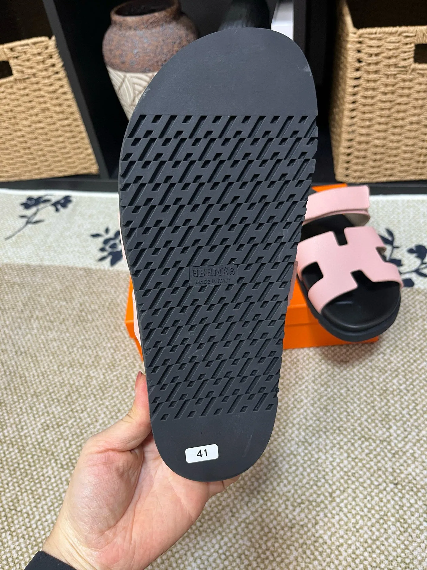 P300 Long-term stock Hermes men’s Kazimir slippers for couples - top quality woven calfskin functional sandals with intertwined uppers inspired by the “H” iconic pattern to create a casual look, perfect for summer. Imported cowhide + cowhide lining + TUP outsole Size: 35-46